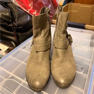 Earth Women's Taupe Ankle Boots